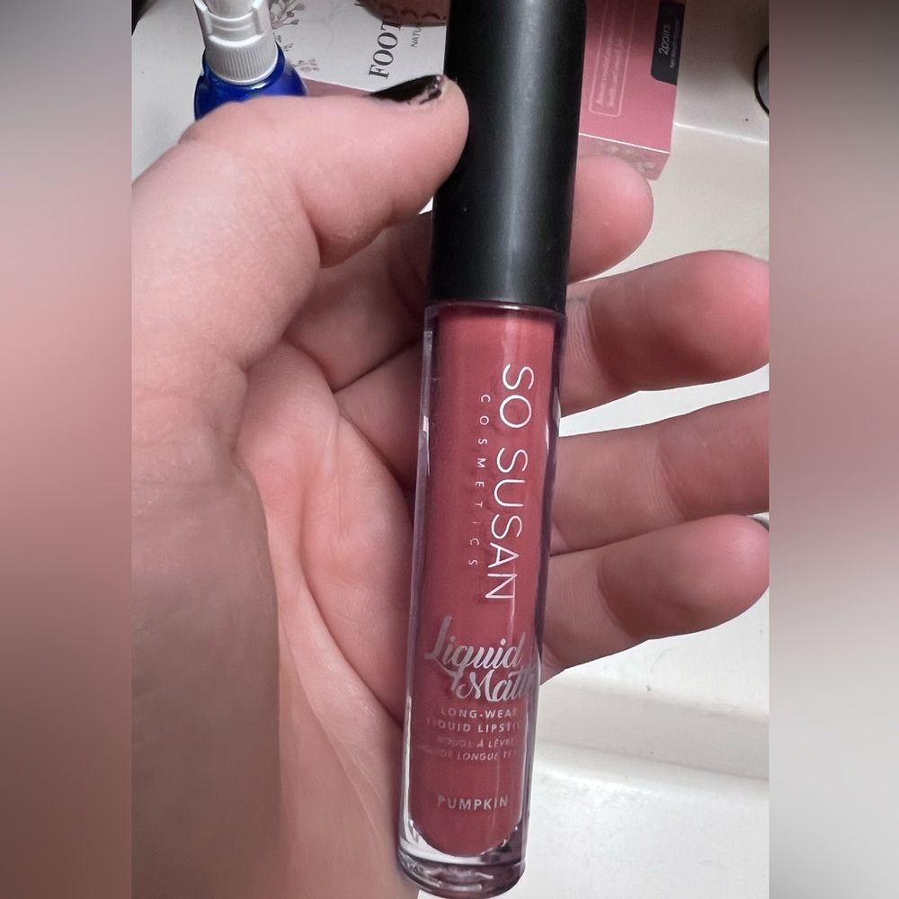 Liquid matte lipstick